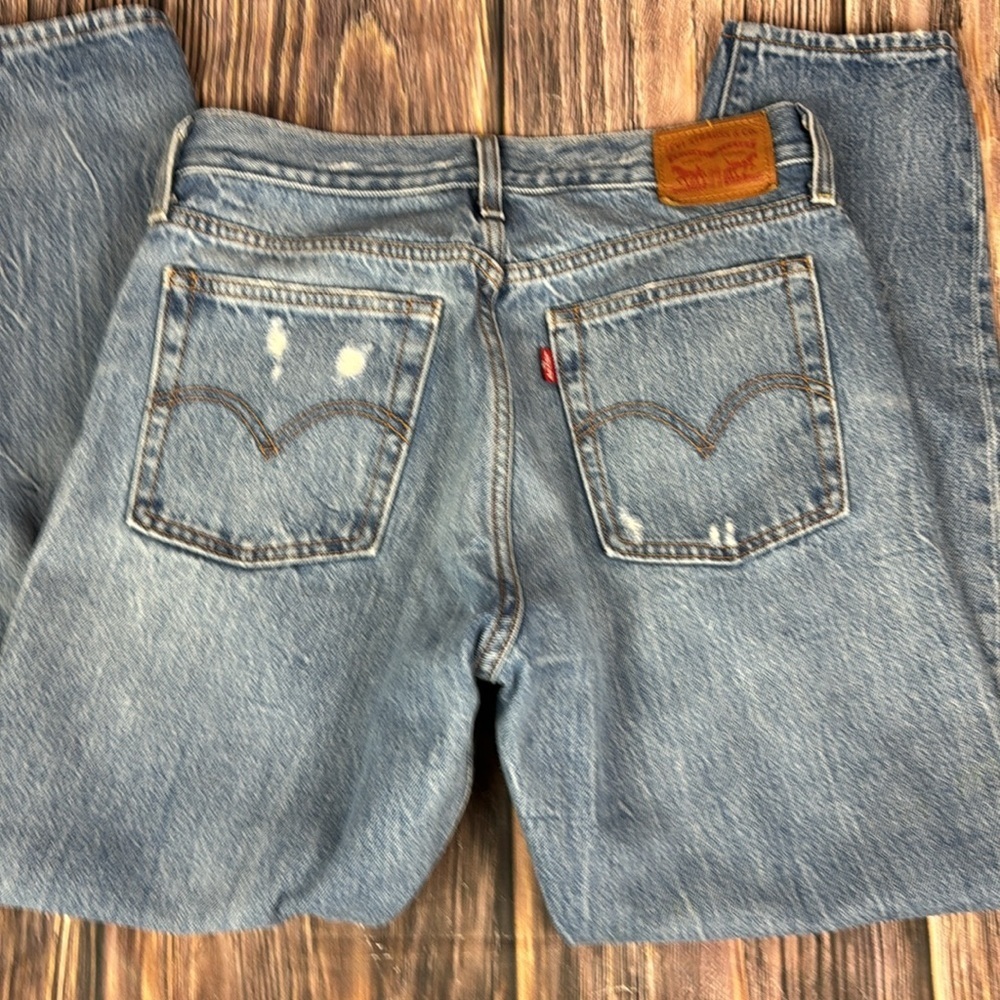 Women’s Levi’s Wedgie Icon Distressed Jeans - Picture 2 of 12